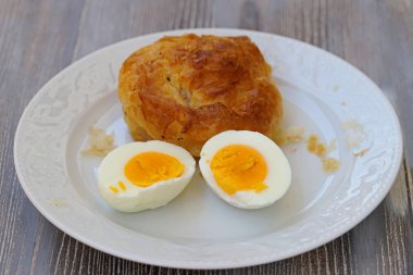 Lezzetli beyaz tabak tadı olan boyoz ve yumurta..