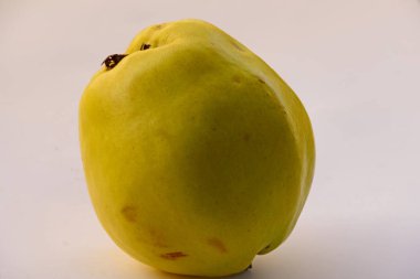 Beyaz arkaplanda taze ayva