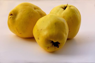 Beyaz arkaplanda taze ayva