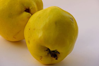 Beyaz arkaplanda taze ayva