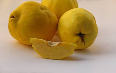 Beyaz arkaplanda taze ayva