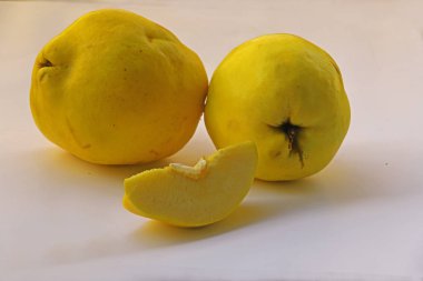 Beyaz arkaplanda taze ayva