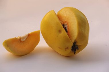 Beyaz arkaplanda taze ayva