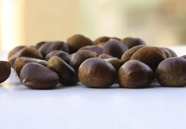 Castañas Sobre Fondo Blanco —  Fotos de Stock