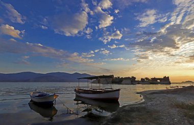 Milas / Bafa gölünde gün batımında tekneler.
