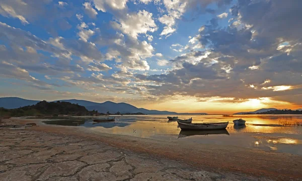 Milas / Bafa gölünde gün batımında tekneler.