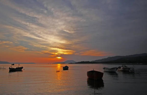 Boote Bei Sonnenuntergang Milas Bafa See — Stockfoto