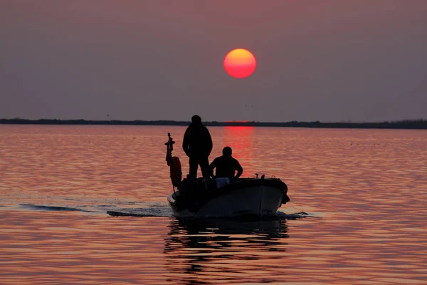 Fischerboote Die Bei Sonnenuntergang Vom Fisch Meer Zurückkehren — Stockfoto