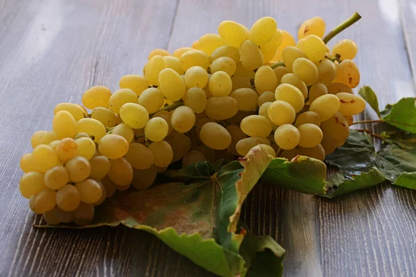 Uvas Amarillas Frescas Sin Semillas Sobre Fondo Blanco — Foto de Stock