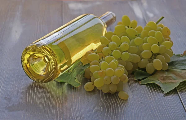 Vitt Vin Glas Och Vita Druvor Träbord — Stockfoto