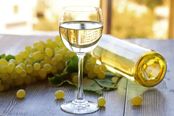 Vista Superior Una Copa Vino Racimo Fresco Uvas Blancas Sobre — Foto de Stock