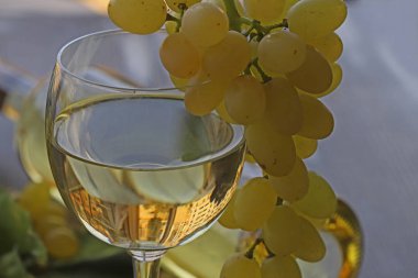 Beyaz şarap ve beyaz üzümler ahşap arka planda