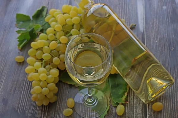 木の背景に白ワインと白ブドウ — ストック写真