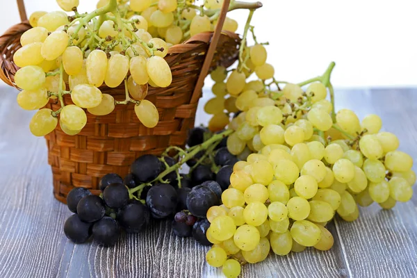 Uvas Blancas Negras Una Cesta — Foto de Stock