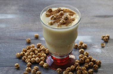 Boza veya Bosa, geleneksel Türk içeceği kızarmış nohut Boza veya Bosa, geleneksel Türk içeceği kızarmış nohut ile