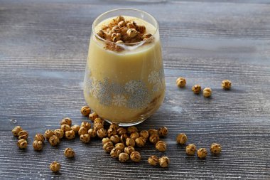 Boza veya Bosa, geleneksel Türk içeceği kızarmış nohut Boza veya Bosa, geleneksel Türk içeceği kızarmış nohut ile