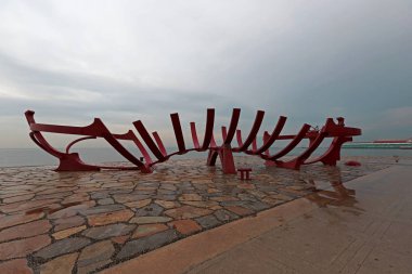 Türkiye / zmir 26 Kasım 2019 Sahildeki konak meydanı, sandalet iskeleti.