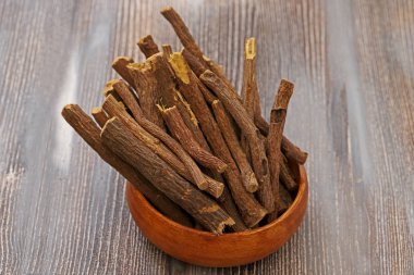 Tahtada şeker aromalı meyan kökü.