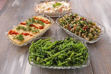 Türk aperatiflerinden oluşan geleneksel yemekler.