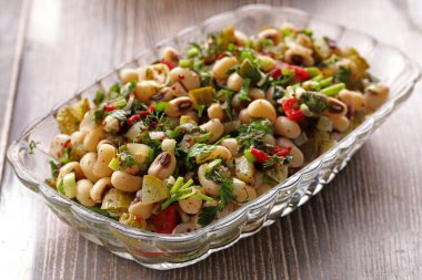 Türk aperatiflerinden oluşan geleneksel yemekler.