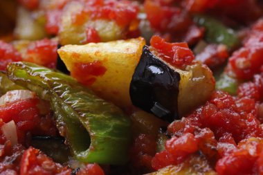 Türk aperatiflerinden oluşan geleneksel yemekler.