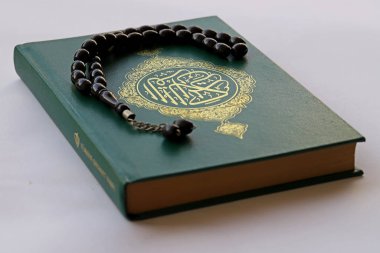 İzmir / Türkiye - 8 Aralık 2019 Beyaz zemin üzerindeki kutsal Kur 'an Müslümanlar için kutsal bir kitaptır.