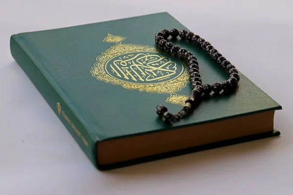 Izmir Turcja Grudnia 2019 Święty Koran Białym Tle Jest Islamską — Zdjęcie stockowe