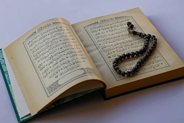 Izmir Turcja Grudnia 2019 Święty Koran Białym Tle Jest Islamską — Zdjęcie stockowe