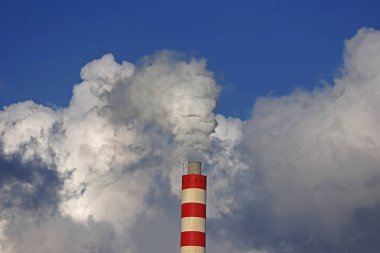 Fabrika bacaları enerji üretir ve duman üretir..
