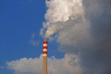 Fabrika bacaları enerji üretir ve duman üretir..