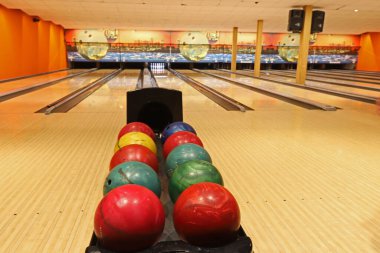 Bowling salonu, bovling salonunda renkli toplar..