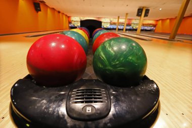 Bowling salonu, bovling salonunda renkli toplar..