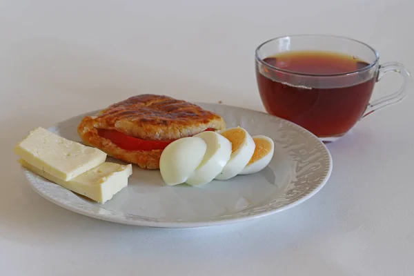 Poacha Queijo Ovos Tomates Chá Xícara Prato Branco — Fotografia de Stock