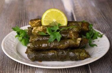 Yaprak sarması, asma yaprağı, geleneksel yiyecek, beyaz, dolmades, sarma, dolma, limon dilimleri, aperatif