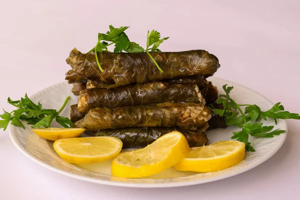 Blad Wrap Wijnstokblad Traditioneel Voedsel Geïsoleerd Wit Dolmades Sarmale Dolma — Stockfoto