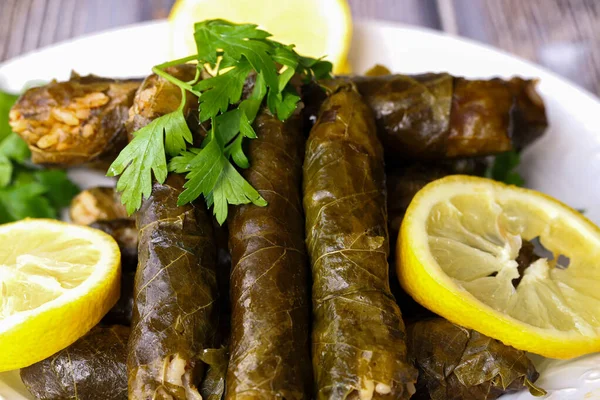 Envoltura Hojas Hojas Vid Alimentos Tradicionales Aislados Blanco Dolmades Sarmale —  Fotos de Stock