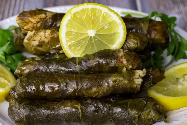 Envoltura Hojas Hojas Vid Alimentos Tradicionales Aislados Blanco Dolmades Sarmale —  Fotos de Stock