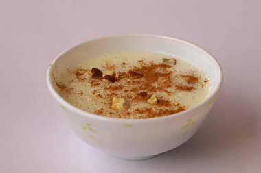 Süt, tarçın ve fındık kırıntılarıyla yapılmış muhallebi..