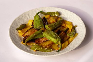 Türk tarzı, patlıcan, biber, patates kızartması