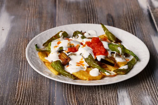 Türk tarzı, patlıcan, biber, patates kızartması / yoğurtla kızartma.