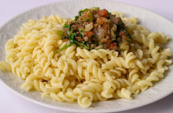 Carne Molida Estilo Turco Tomate Cebolla Pasta Perejil Plato Blanco — Foto de Stock