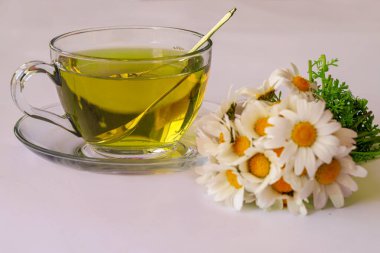 Papatya çiçekleri ve papatya çayı.