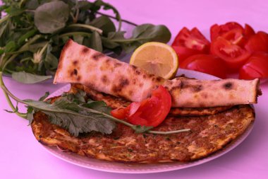 Türk yemeği: lahmacun, Türk pizzası, limon, roket, domates.