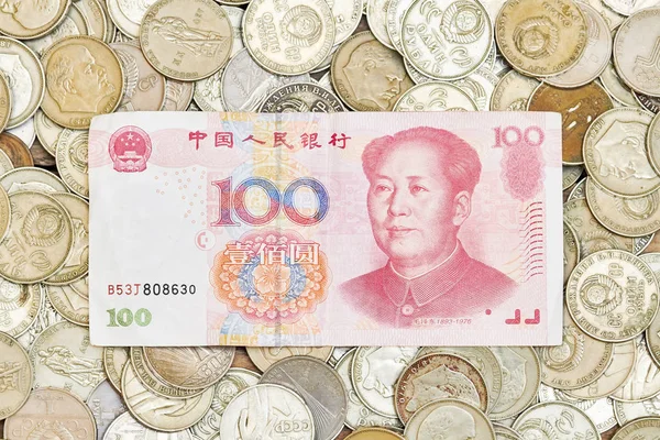 100 Yuan üzerinde eski paralar yığın — Stok fotoğraf
