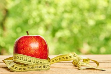 ölçme bant ile kırmızı elma