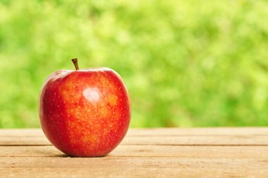 Tahta masada kırmızı elma