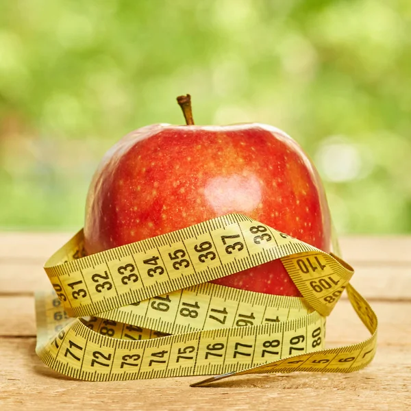 红苹果与测量卷尺 — 图库照片#