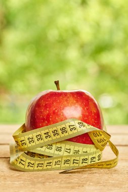 ölçme bant ile kırmızı elma