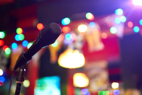 konser salonunda mikrofon