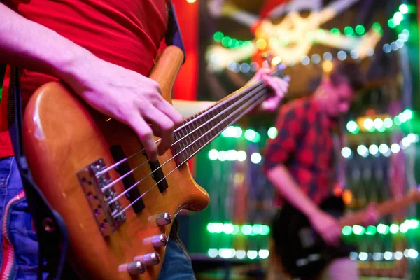 Gitarr i mans händer — Stockfoto